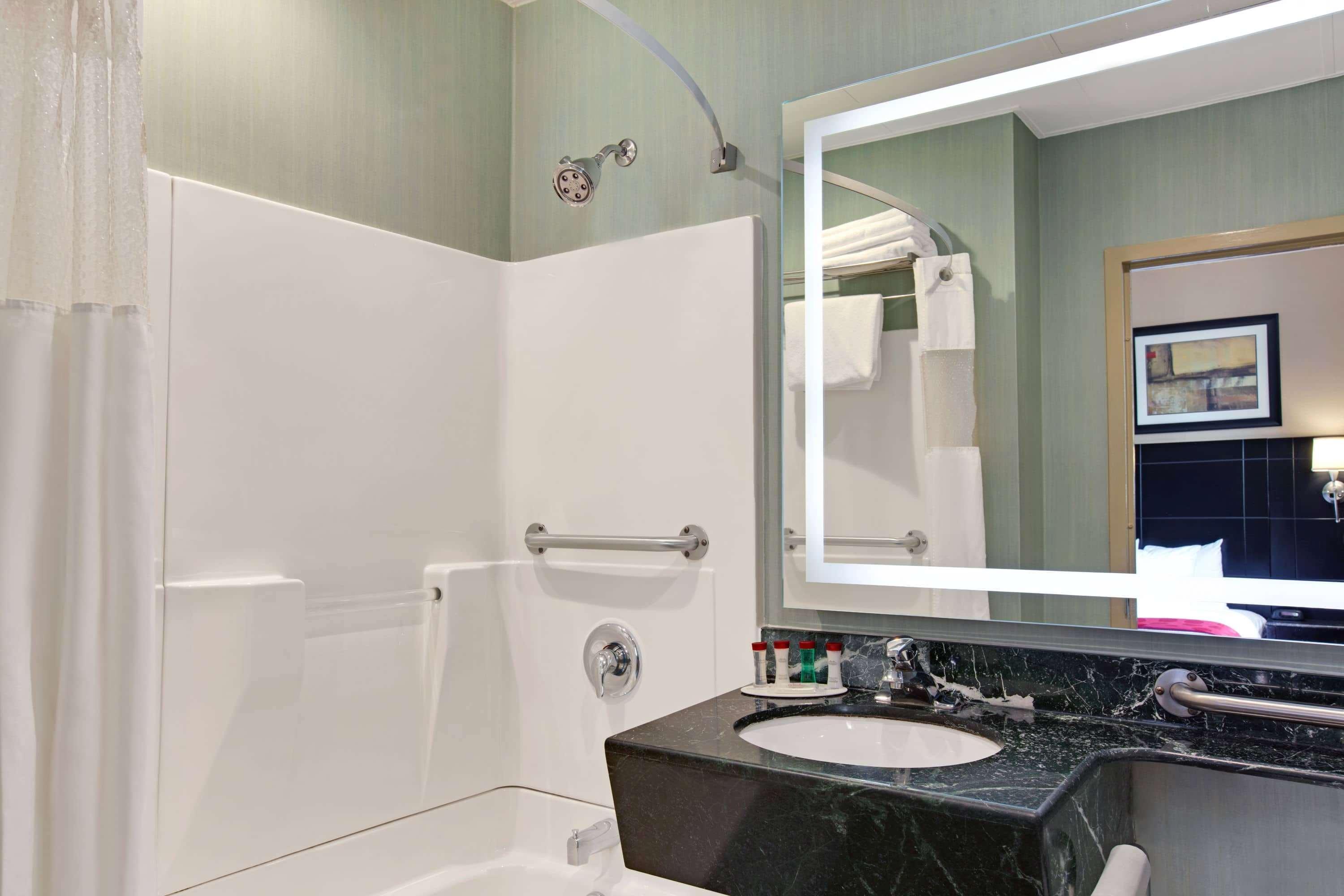 Ramada By Wyndham Bronx Hotel New York Bagian luar foto