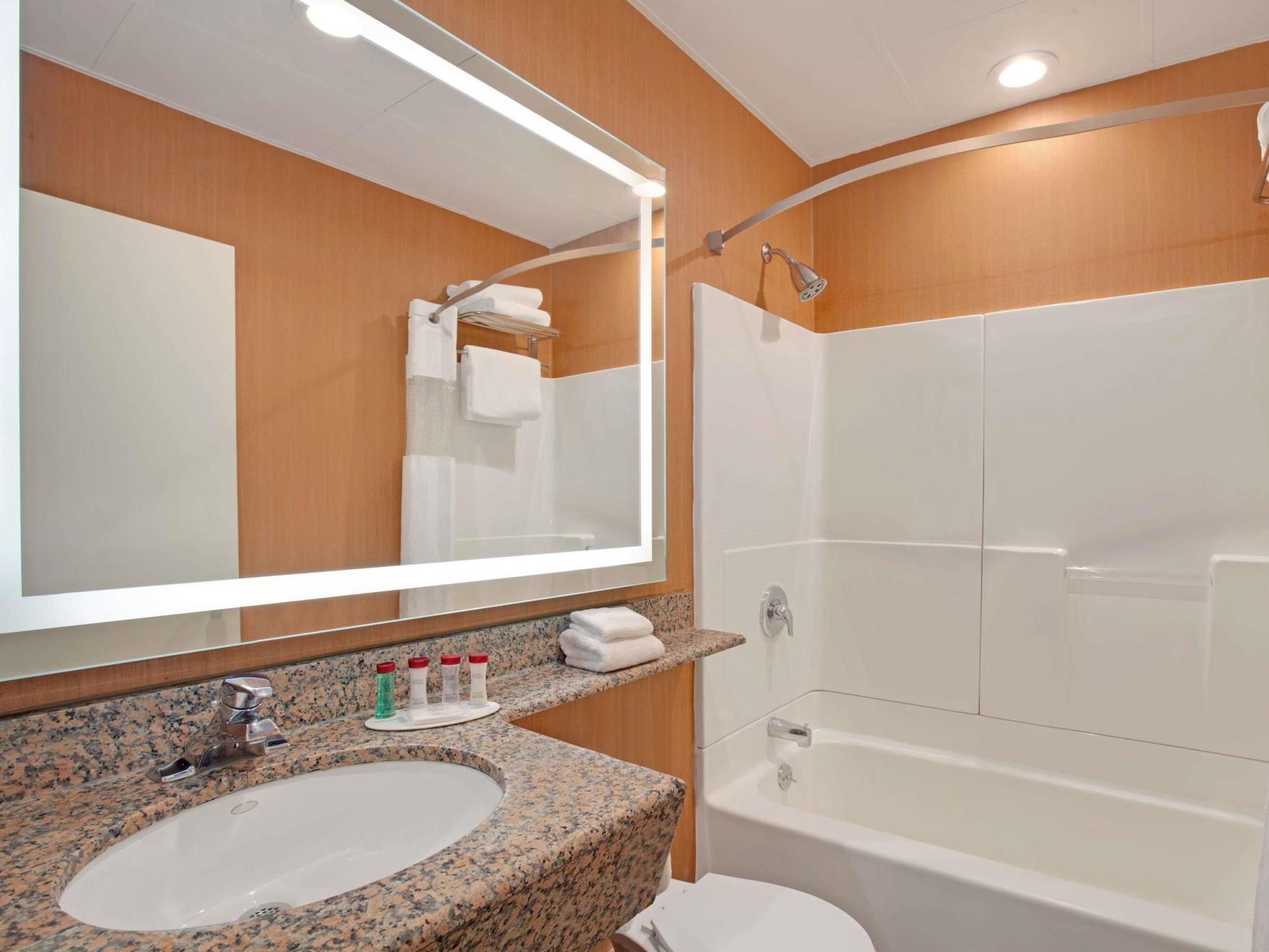 Ramada By Wyndham Bronx Hotel New York Bagian luar foto