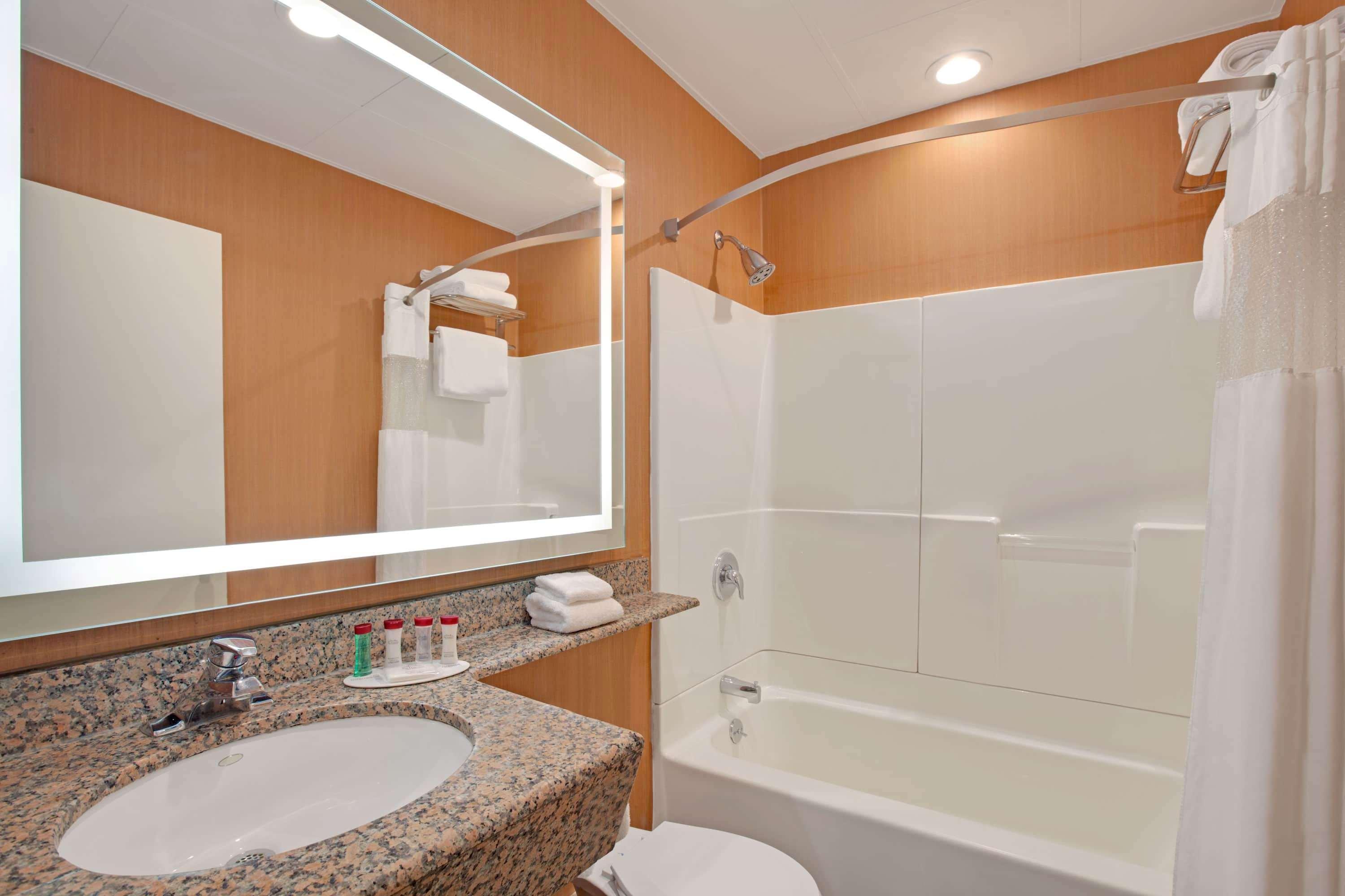 Ramada By Wyndham Bronx Hotel New York Bagian luar foto