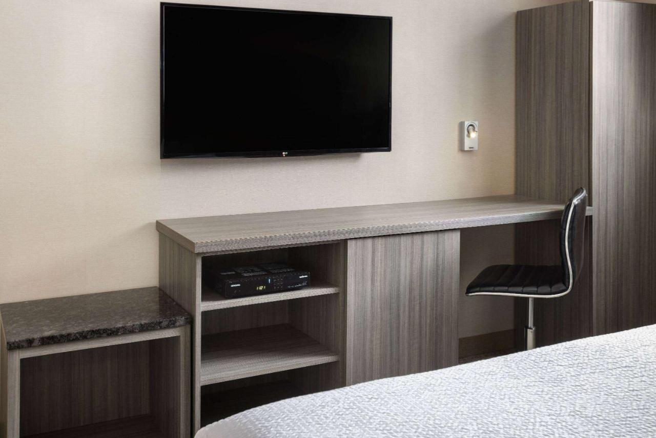 Ramada By Wyndham Bronx Hotel New York Bagian luar foto