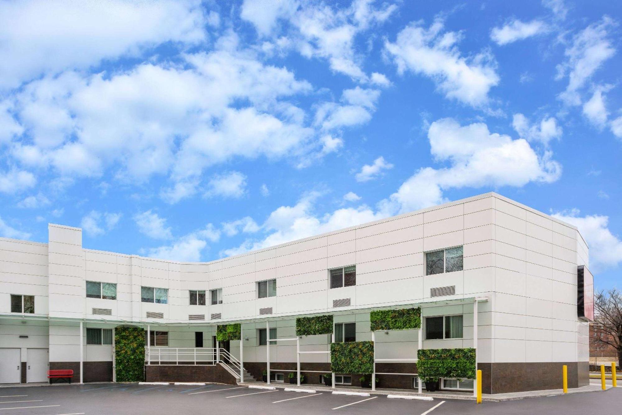 Ramada By Wyndham Bronx Hotel New York Bagian luar foto