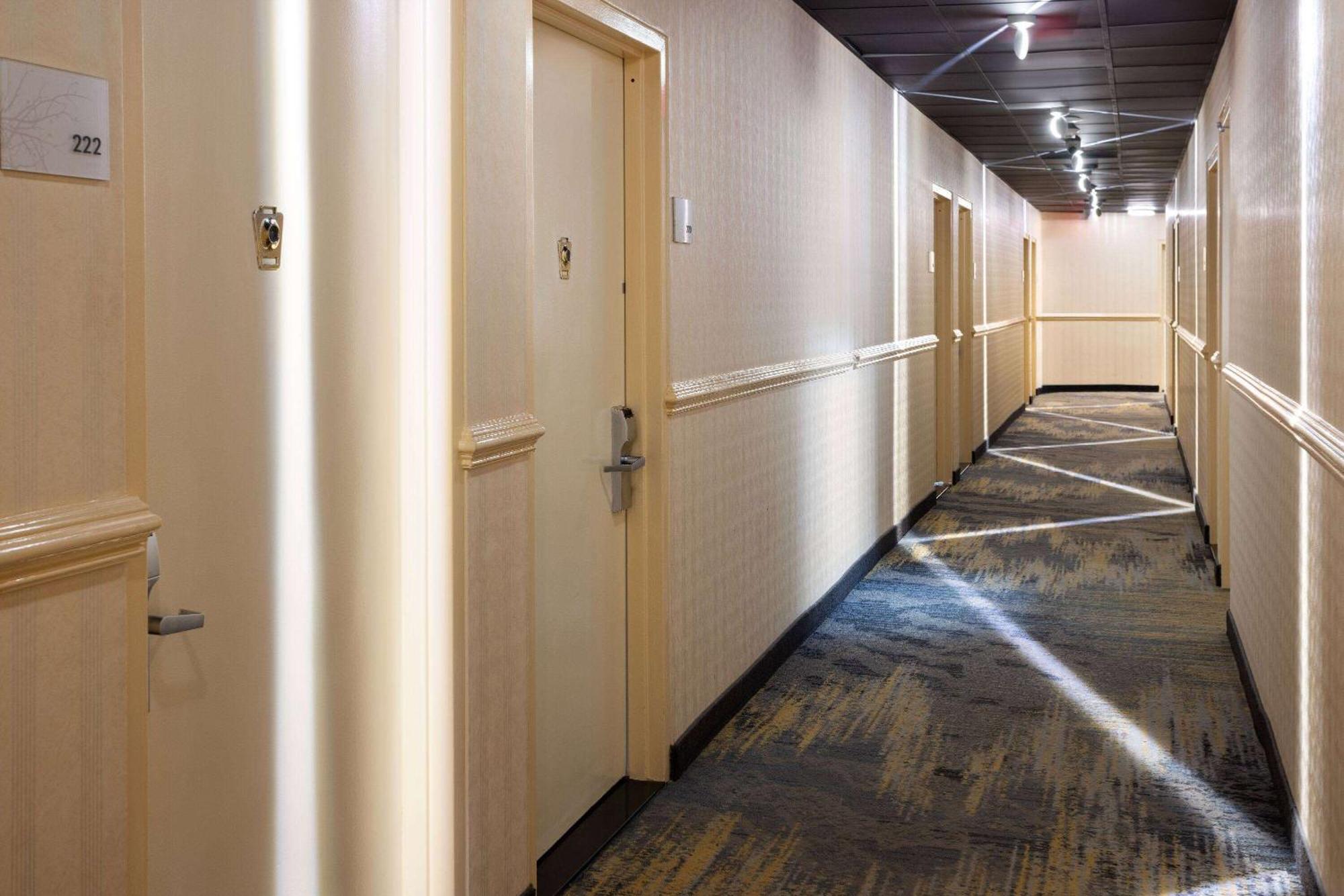 Ramada By Wyndham Bronx Hotel New York Bagian luar foto