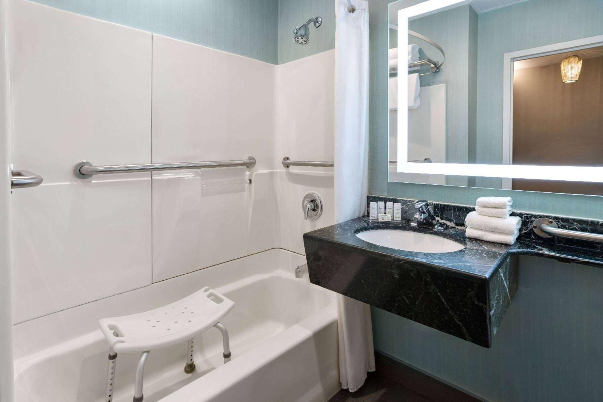 Ramada By Wyndham Bronx Hotel New York Bagian luar foto