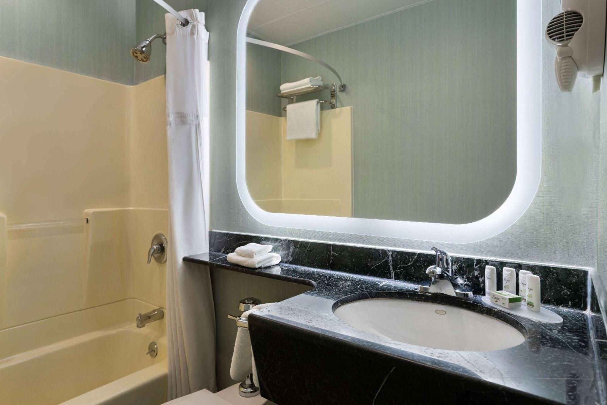 Ramada By Wyndham Bronx Hotel New York Bagian luar foto
