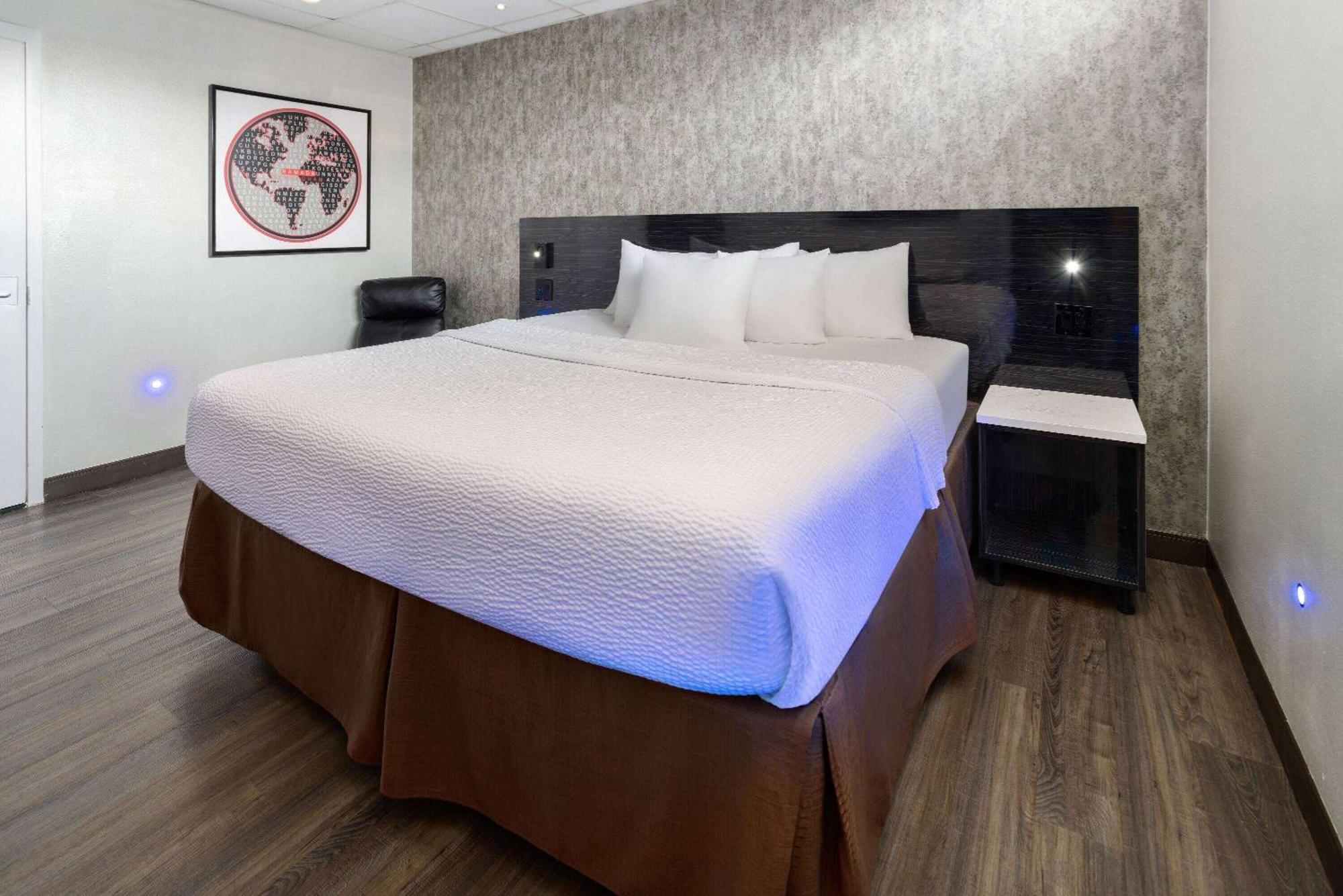 Ramada By Wyndham Bronx Hotel New York Bagian luar foto